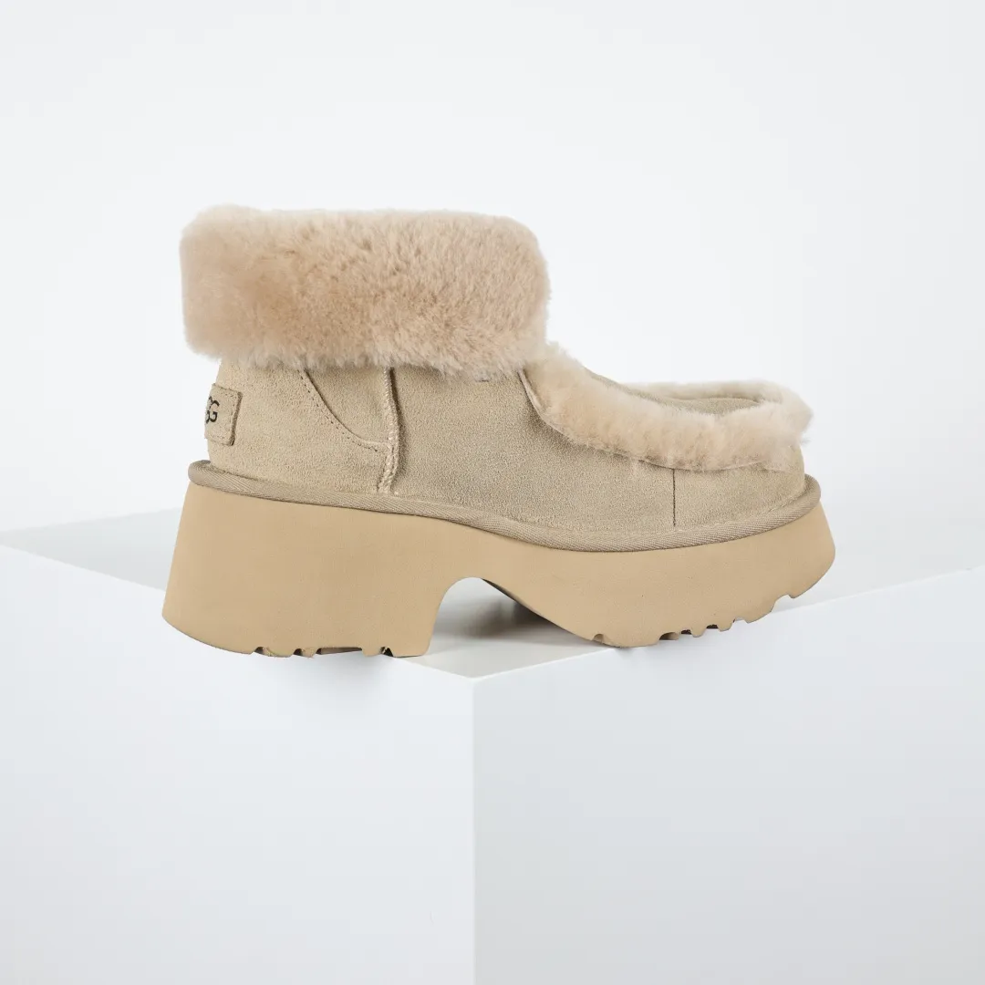 Pick up locally 💰700 Core recommended good price Independently developed original outsole, cashmere insole, keeping warm in winter, suitable for home use. In recent years, uug has launched a style series, which is partially skewed towards the preferences of young consumers, and has also been at the forefront of fashion trends. Shoe body material, water-repellent coated suede upper, 17mm UGGPURE™ implanted wool insole, lightweight non-slip and comfortable rubber outsole, with brand LOGO, complete packaging, size: 35 36 37 38 39 40